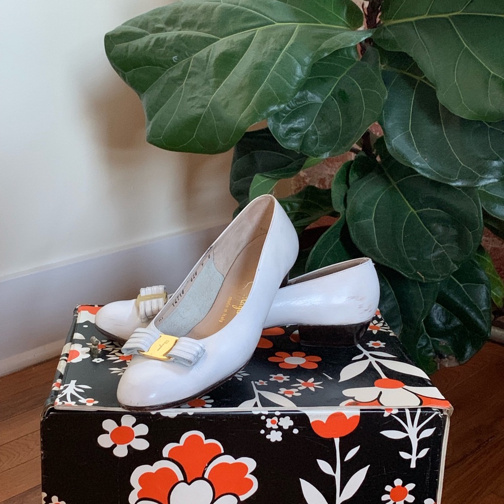 White Salvatore Ferragamo Vera pumps with bow